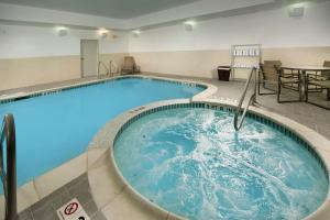 una gran piscina en una habitación de hotel en Hampton Inn & Suites San Antonio Northwest/Medical Center en San Antonio