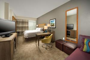 Hampton Inn & Suites San Antonio Northwest/Medical Center في سان انطونيو: غرفه فندقيه سرير وتلفزيون