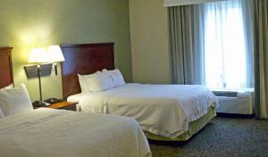 Postel nebo postele na pokoji v ubytování Hampton Inn Ithaca