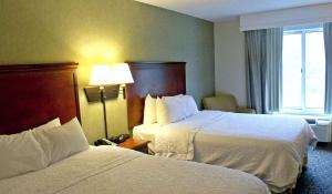 Postel nebo postele na pokoji v ubytování Hampton Inn Ithaca