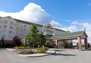 uma prestação de um hotel com estacionamento em Hilton Garden Inn Buffalo Airport em Cheektowaga