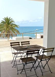 La Lajita Barca Beach Sea في Lajita: طاولة وكراسي على شرفة مع المحيط