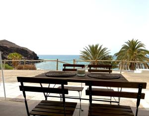 La Lajita Barca Beach Sea في Lajita: طاولة وكراسي مطلة على المحيط