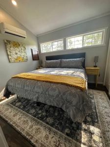 um quarto com uma cama grande e 2 janelas em Small Home near Lake Fork with Stocked Pond em Emory