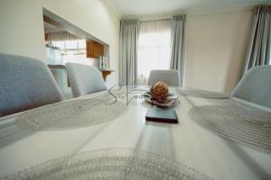 una mesa con un plato de comida encima en Executive Three Bedroom Condo on the Greens, en Trincity 