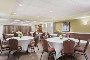 une salle à manger avec des tables et des chaises blanches dans l'établissement Hampton Inn Danbury, à Danbury