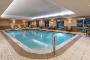 比奇伍德的住宿－克利夫蘭比奇伍德希爾頓惠庭套房酒店，一座配有桌椅的酒店游泳池