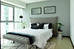 1 dormitorio con cama grande y ventana grande en Hermoso departamento 2 cuartos vista al rio. en Guayaquil