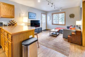 een woonkamer met een keuken en een woonkamer met een bank bij Juneau Apartment - Minutes to Mendenhall Glacier in Juneau
