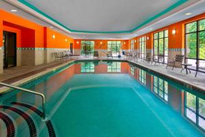 a swimming pool in a hotel with orange walls at Hampton Inn Springfield South Enfield in Enfield
