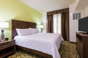 Postel nebo postele na pokoji v ubytování Hilton Garden Inn Wayne + 28 fotografií