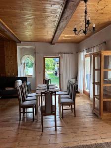 Velké Poříčí的住宿－Chalupa Olšinka，一间带桌椅和天花板的用餐室
