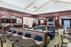 um átrio do hotel com mesas e cadeiras e um bar em Homewood Suites by Hilton Holyoke-Springfield/North em Holyoke