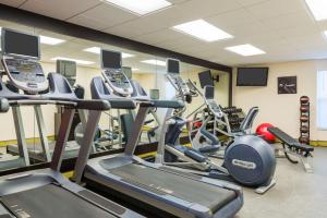 un gimnasio con cintas de correr y máquinas elípticas en Homewood Suites by Hilton Orlando-UCF Area en Orlando