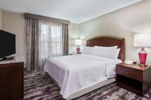 Habitación de hotel con cama y TV en Homewood Suites by Hilton Orlando-UCF Area, en Orlando