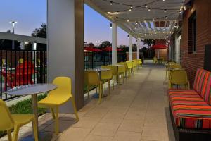 Home2 Suites By Hilton Orlando Near UCF餐厅或其他用餐的地方