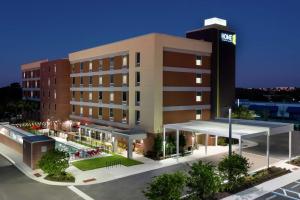uma representação de um edifício de hotel com estacionamento em Home2 Suites By Hilton Orlando Near UCF em Orlando