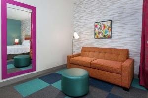 Home2 Suites By Hilton Orlando Near UCF的休息区