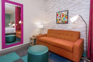 Home2 Suites By Hilton Orlando Near UCF的休息区
