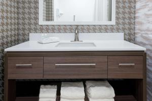 Home2 Suites By Hilton Orlando Near UCF客房内的一张或多张床位