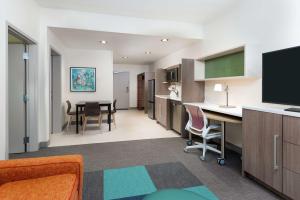 Home2 Suites By Hilton Orlando Near UCF的厨房或小厨房