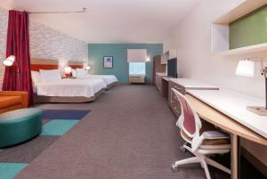Home2 Suites By Hilton Orlando Near UCF客房内的一张或多张床位