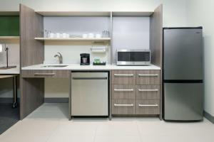 Home2 Suites By Hilton Orlando Near UCF的厨房或小厨房