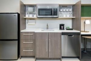 Home2 Suites By Hilton Orlando Near UCF的厨房或小厨房