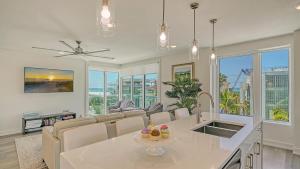 uma cozinha e sala de estar com um sofá e uma mesa em Silver Shore - 657B em Siesta Key