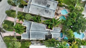 una vista aérea de un edificio con árboles y piscinas en Villa Castile - 5204, en Siesta Key