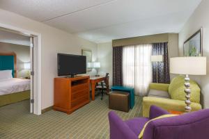 Habitación de hotel con cama y TV en Homewood Suites by Hilton Orlando-Nearest to Universal Studios, en Orlando