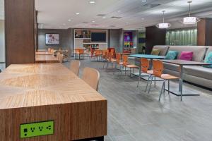 Home2 Suites By Hilton Orlando Near Universal的休息区