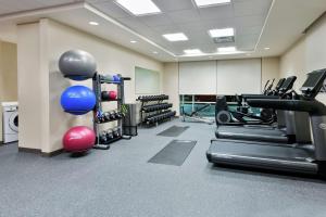 Home2 Suites By Hilton Orlando Near Universal的健身中心和/或健身设施
