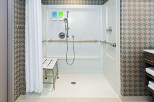 Home2 Suites By Hilton Orlando Near Universal的一间浴室