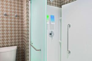 Home2 Suites By Hilton Orlando Near Universal的一间浴室