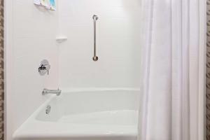 Home2 Suites By Hilton Orlando Near Universal的一间浴室