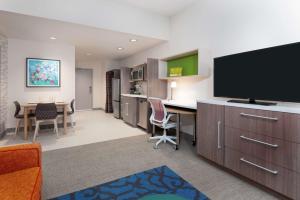 Home2 Suites By Hilton Orlando Near Universal的电视和/或娱乐中心