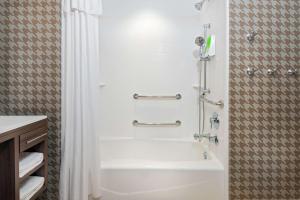 Home2 Suites By Hilton Orlando Near Universal的一间浴室