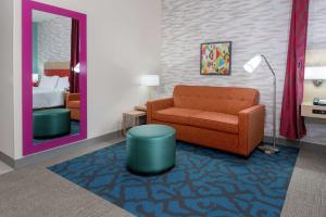 Home2 Suites By Hilton Orlando Near Universal的休息区