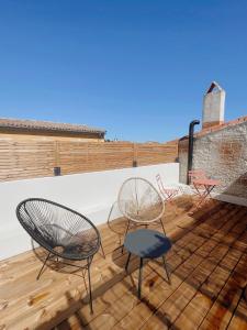 2 chaises et une table sur le toit dans l'établissement LE MAJORELLE, à Marseillan