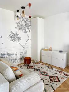 - un salon avec un canapé blanc et un tapis dans l'établissement LE MAJORELLE, à Marseillan