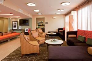 a lobby with couches and chairs and a waiting room at Hampton Inn Nashville/Brentwood-I-65S in Brentwood