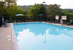 a large blue swimming pool with chairs and umbrellas at Hampton Inn Nashville/Brentwood-I-65S in Brentwood