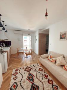 a living room with a couch and a table at LE MAJORELLE in Marseillan