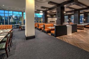 Hilton Franklin Cool Springs餐厅或其他用餐的地方