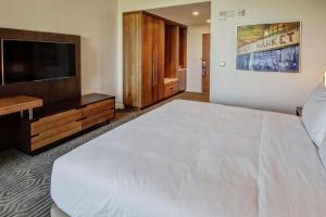 Hilton Franklin Cool Springs客房内的一张或多张床位