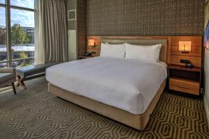 Hilton Franklin Cool Springs客房内的一张或多张床位