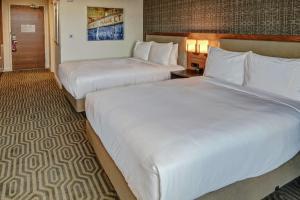 Hilton Franklin Cool Springs客房内的一张或多张床位