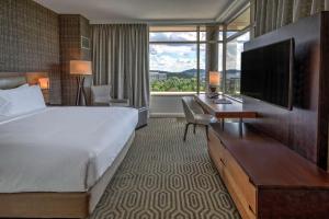 Hilton Franklin Cool Springs客房内的一张或多张床位