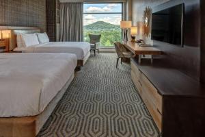 Hilton Franklin Cool Springs客房内的一张或多张床位